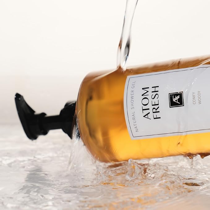 Atom Fresh Fine Fragrance Body Wash – Comfy Woody Scent | Gentle Amino-Acid Cleanser with Oat, Soapberry & Vitamin E | Plant-Based & Sulfate-Free, 16.94 fl oz